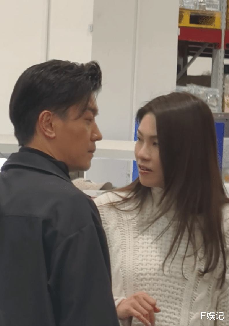 黎诺懿带太太到内地商场购物 路人赞其有气质在人群中容易辨认