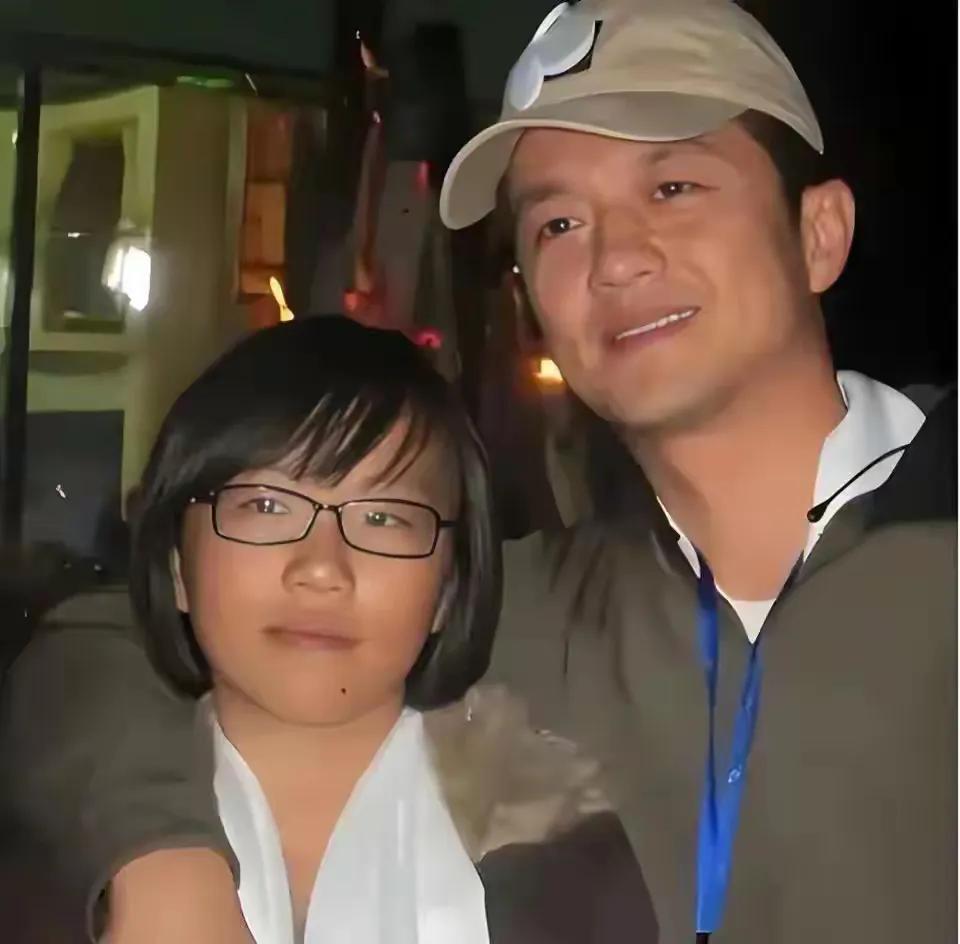 李亚鹏首次透露有四个女儿,看哭众人,视频中出现了王菲的身影