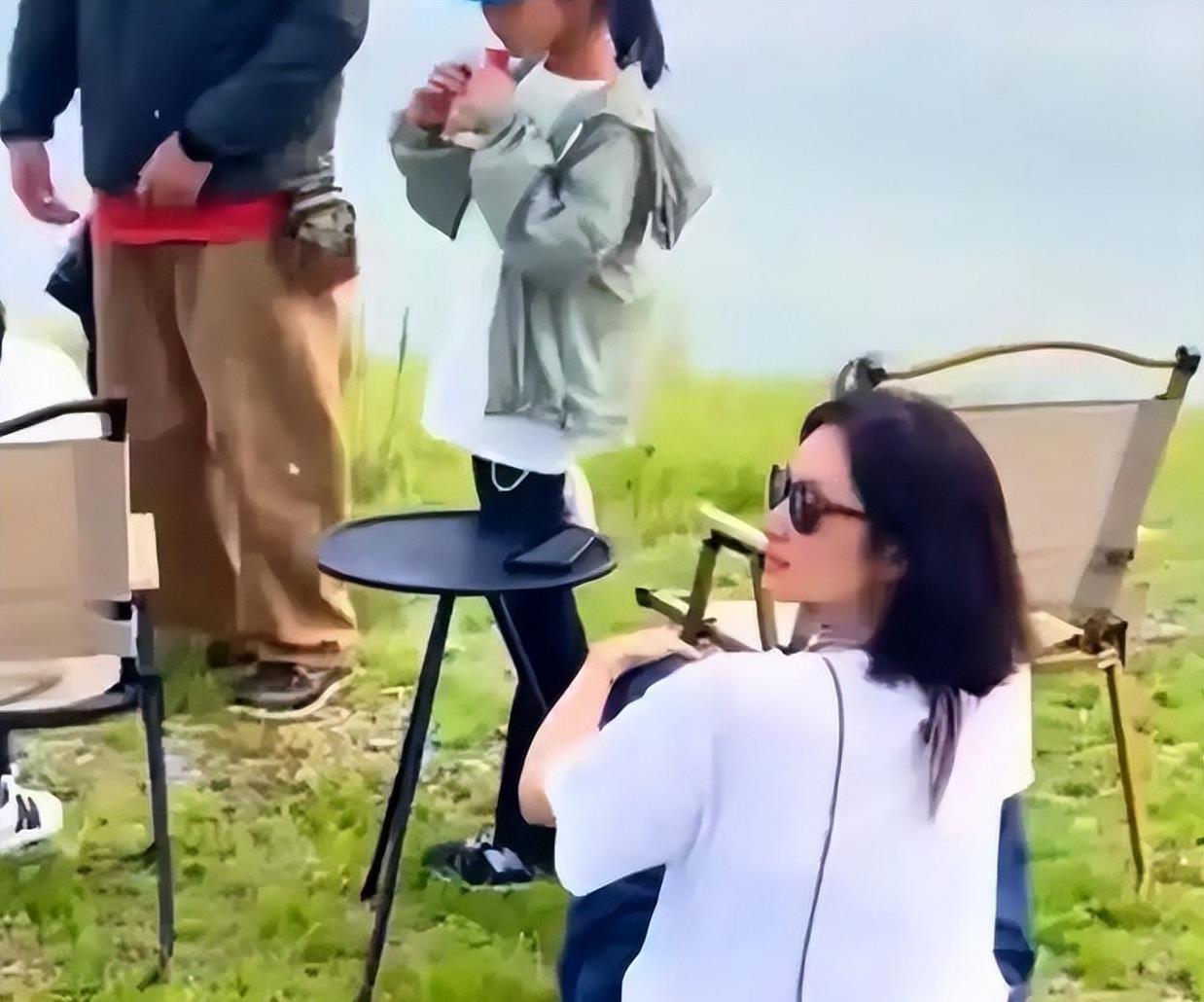 朱亚文一家人内蒙古出游，俩女儿好高，周一围林家川两家人也在