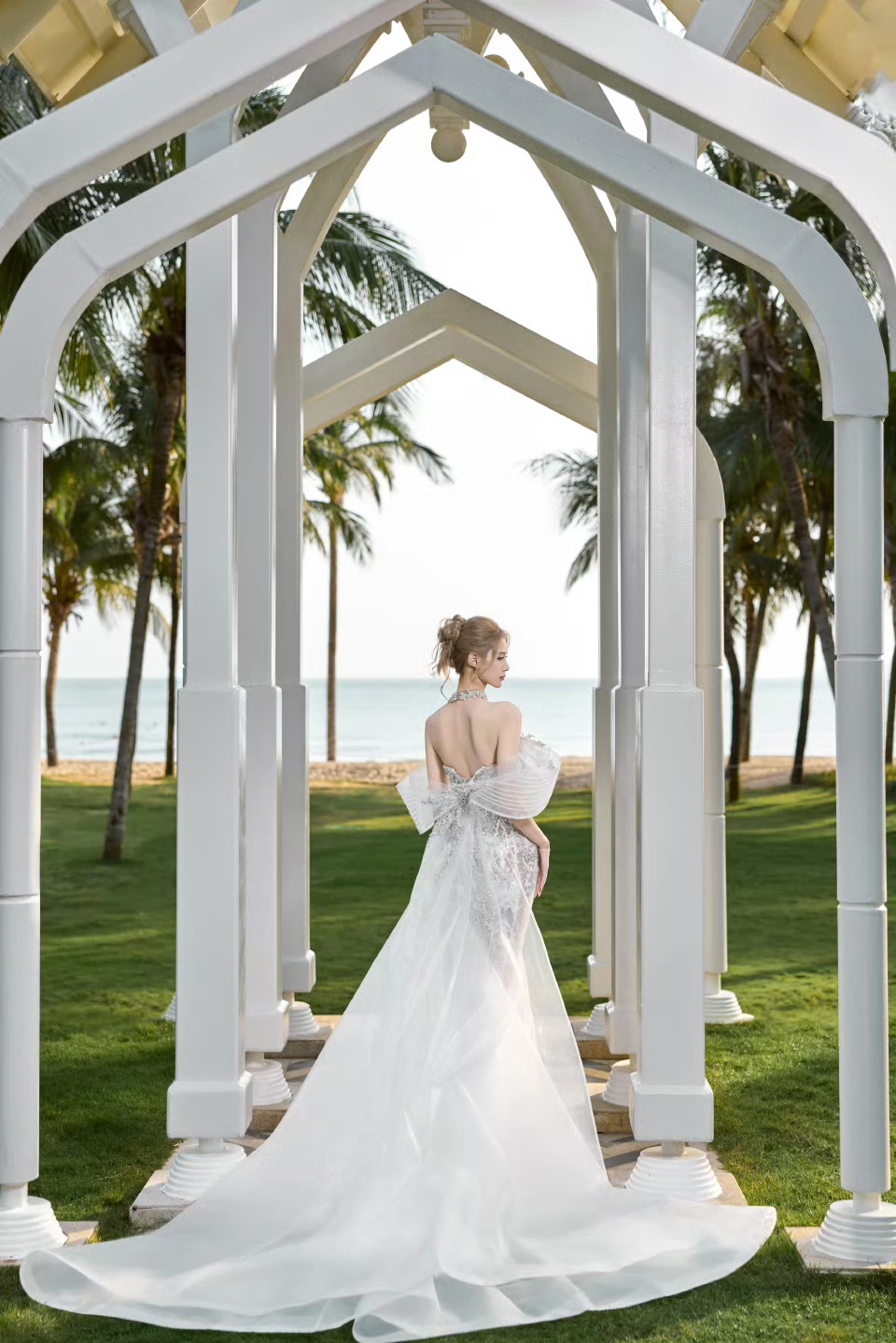 徐艺洋沙滩度假写真,抹胸裙穿搭温柔大方