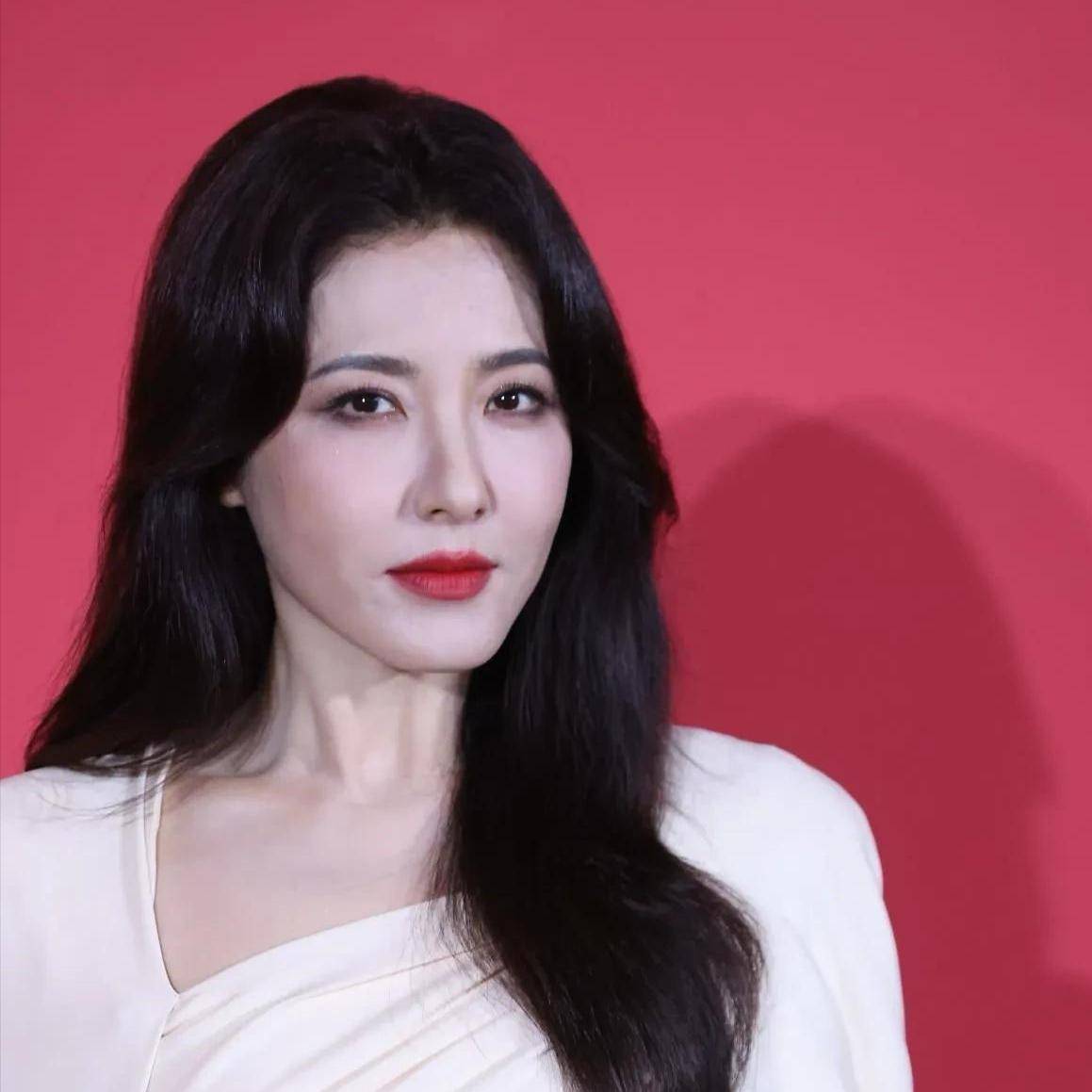 48岁曾黎回老家种地！徒手扒羊粪被熏得流泪，满手泥跟农妇没区别