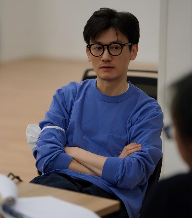 《以法之名》演技过硬，却被身高拖累，年近半百还是单身