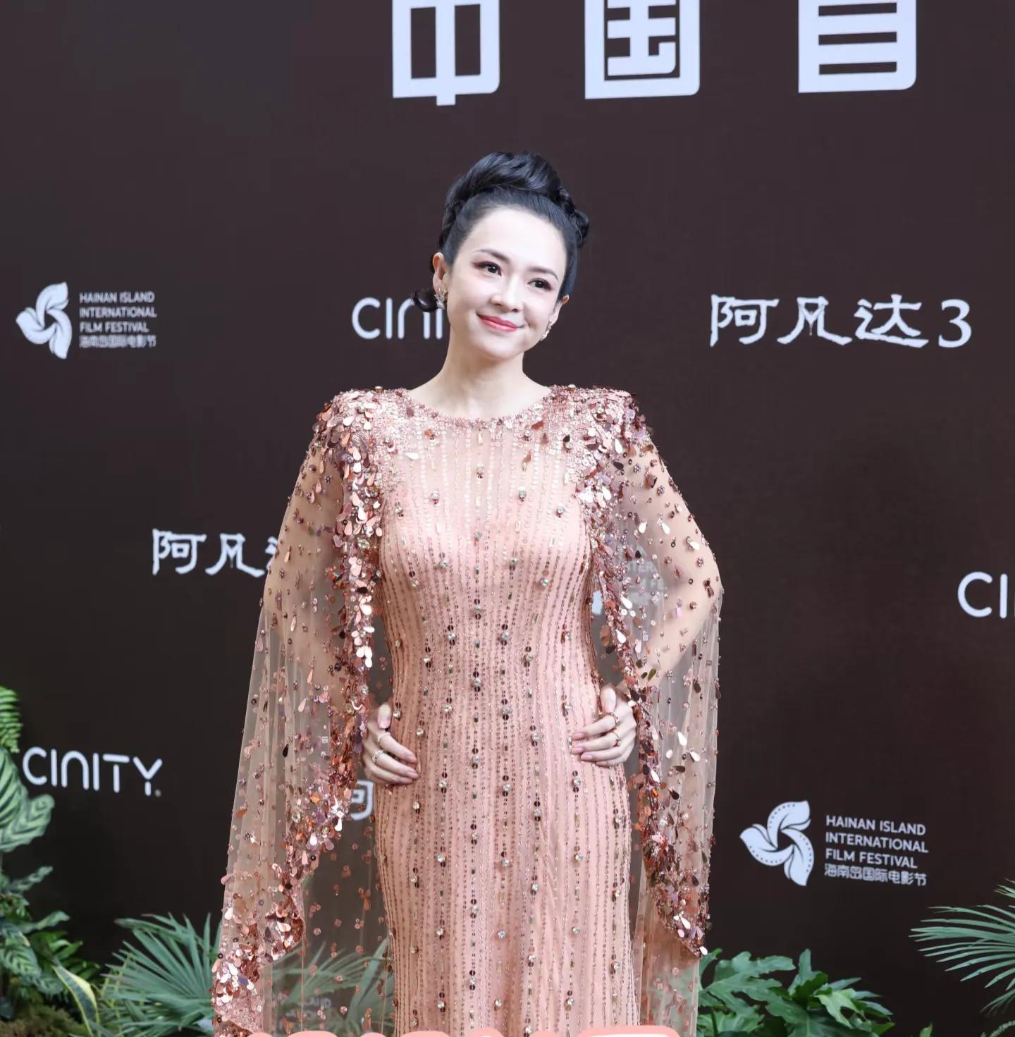 章子怡现身阿凡达3首映！一身金色战袍像女王，和卡神用英文热聊