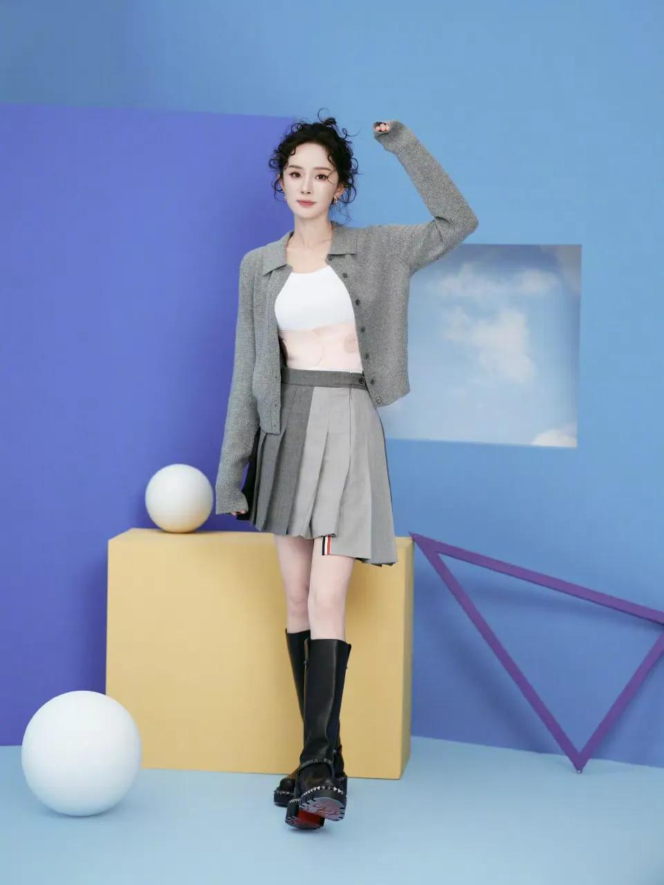 新鲜来袭！杨幂卷发造型