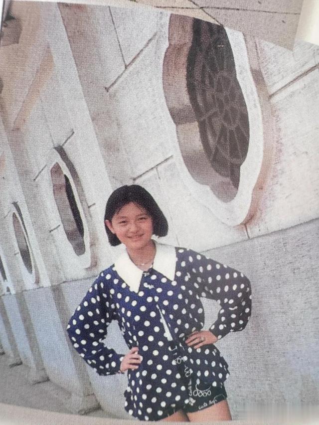 大S小时候的照片,和现在的小玥儿简直一模一样