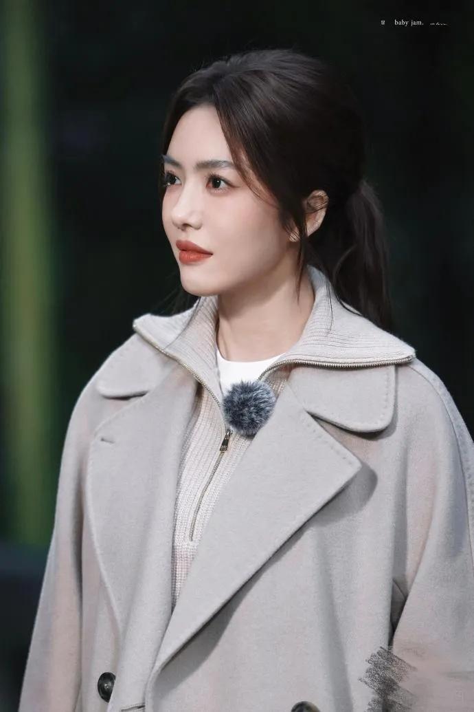 蔡文静换风格后气质大变！穿燕麦灰大衣米色直筒裤，简约又高级！