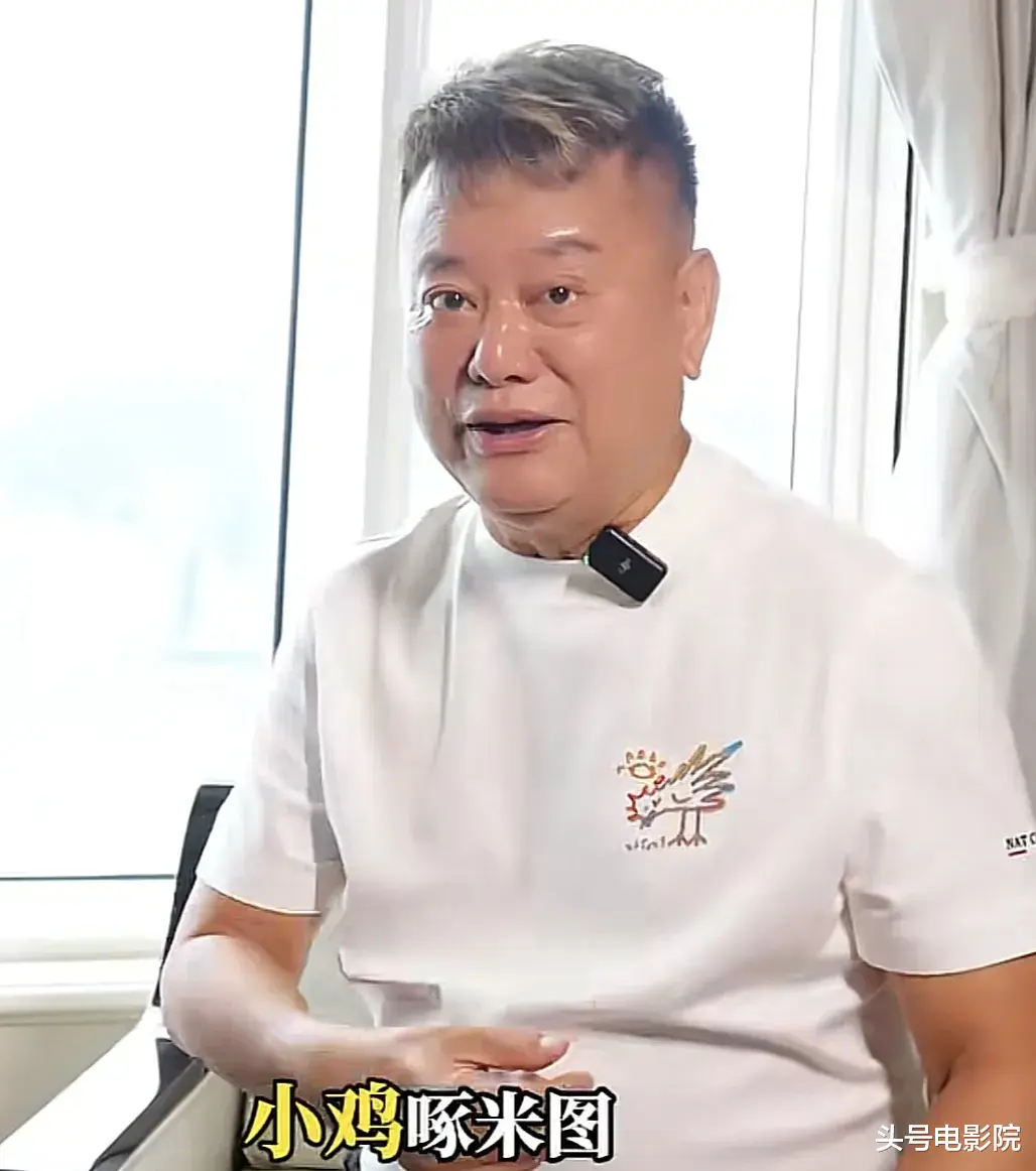 75岁谭咏麟私下视频流出,信息量大!陈百祥左拥右抱,衣服引热议