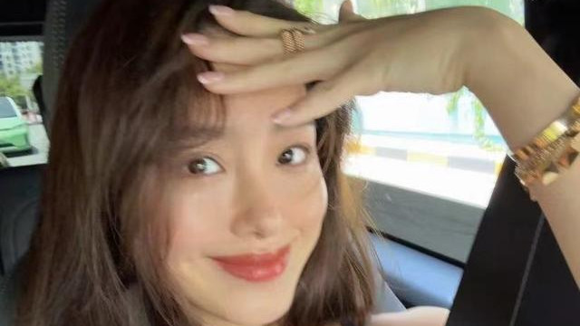 杨采钰再次被拍到挺孕肚和男友逛街，腰身很细，没有变臃肿