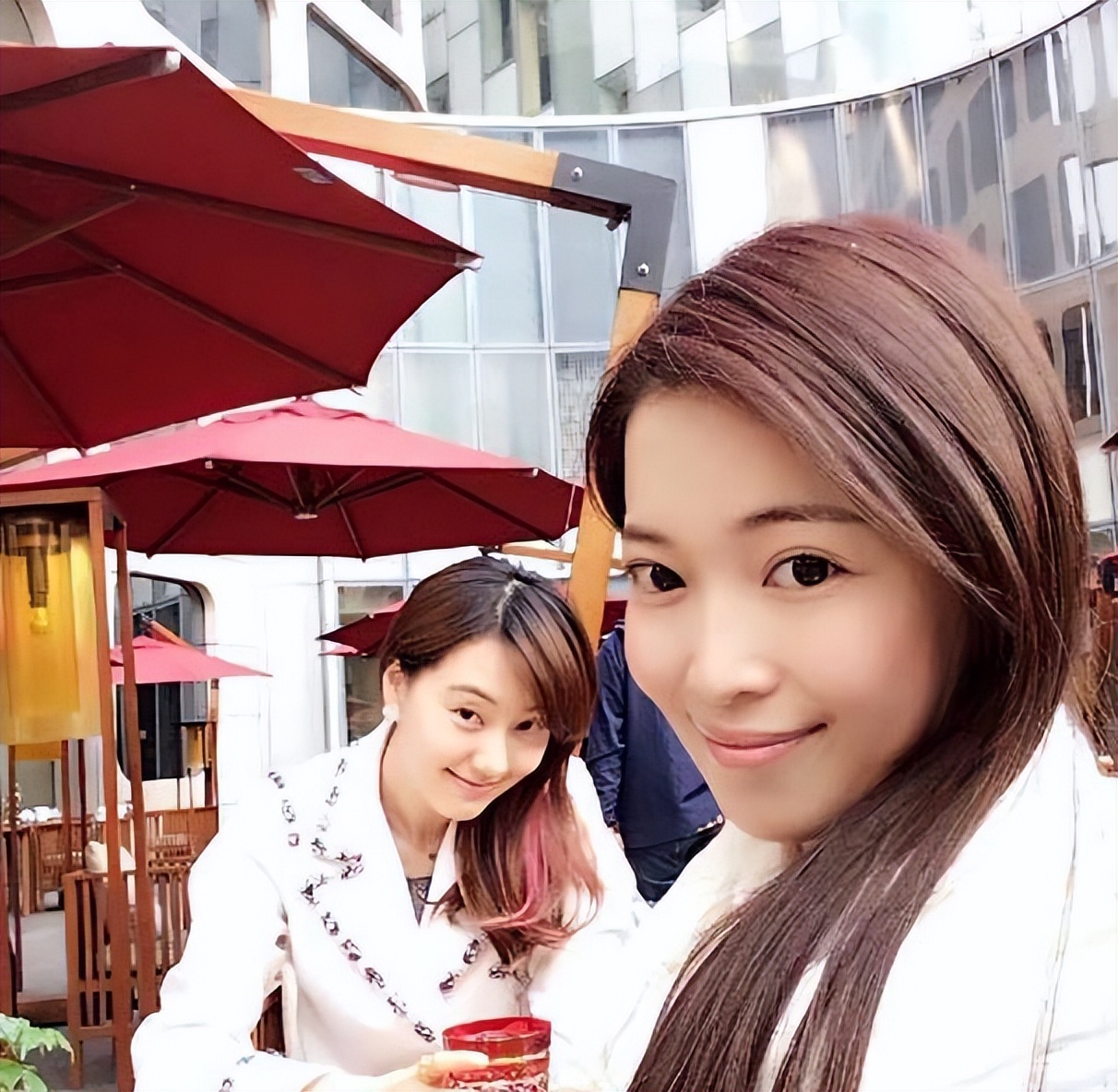 上海主持人麻伊琳，当年风光嫁豪门，离婚后独自带娃，如今怎样了