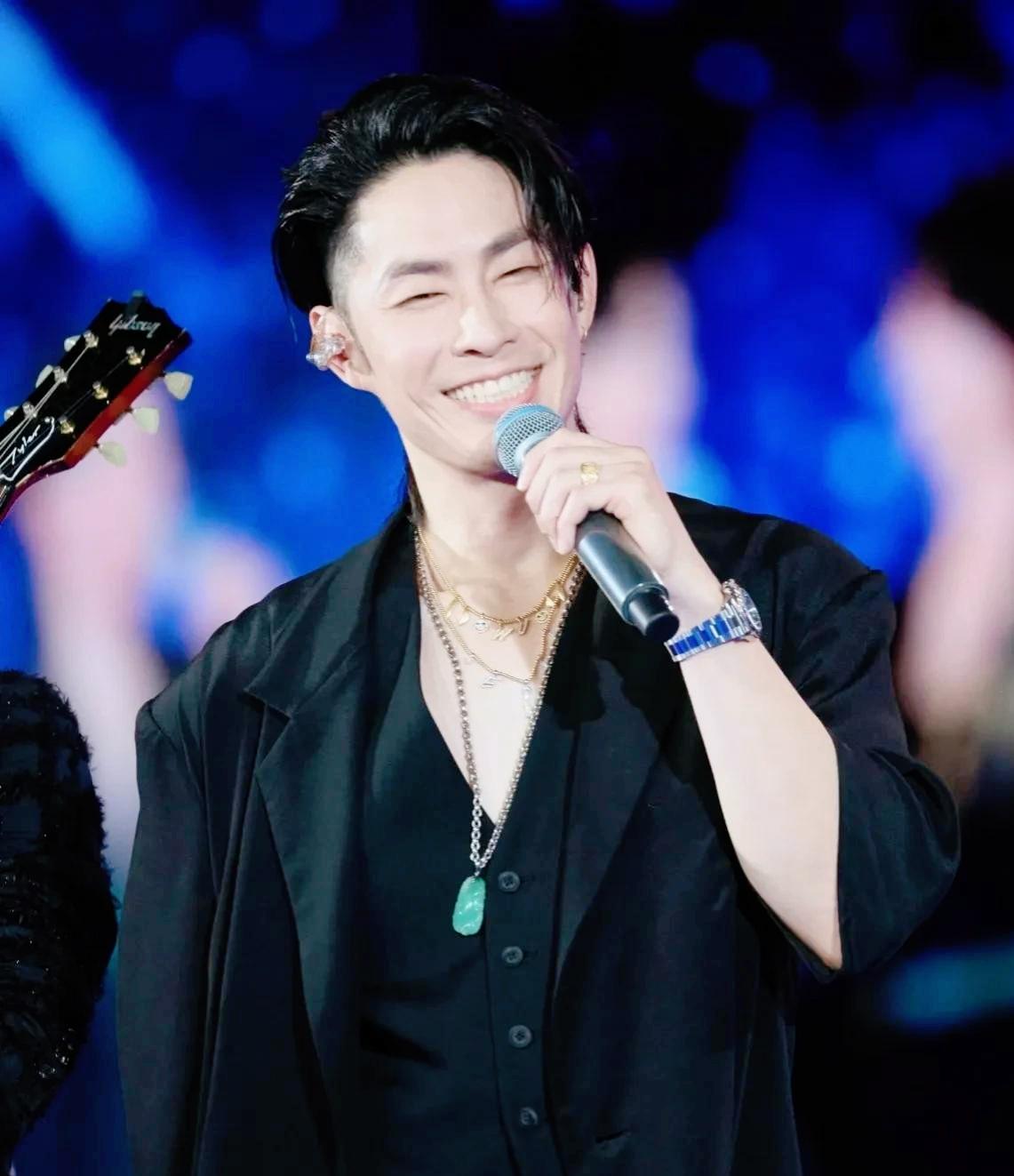 47岁吴建豪瘦脱相！1米8 100斤 尖嘴猴腮像老头 老20岁 肌肉男变麻杆