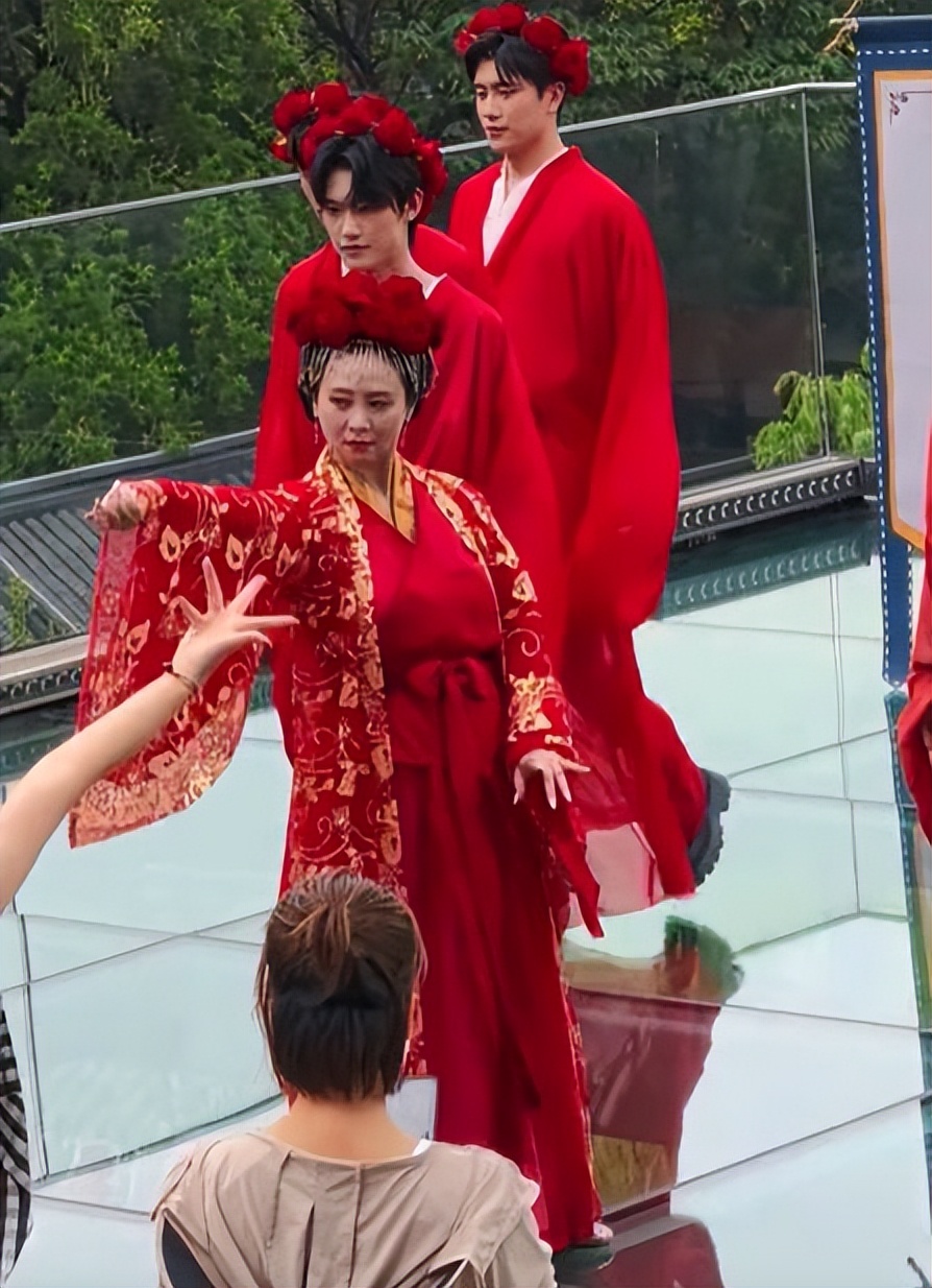 49岁男演员景区打工引热议，含泪开直播回应，陈龙发声力挺