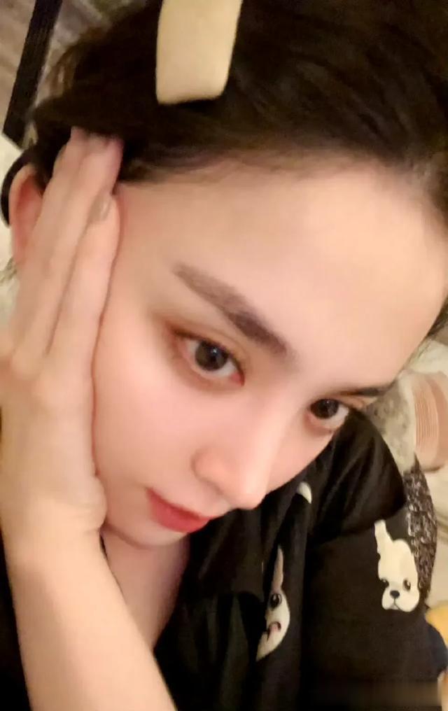 娜扎吃饭被偶遇,长发披散穿着简单随意,素颜状态也太好了吧!