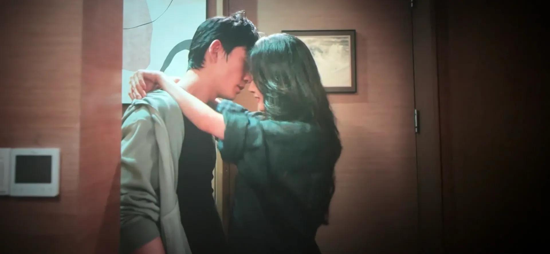 杨幂带着葫芦去米兰，她穿Prada海魂衫探店，腿瘦的裤子撑不起来