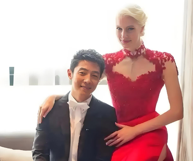 撒贝宁一家现身机场，女儿好漂亮，洋媳妇李白肤白貌美大长腿