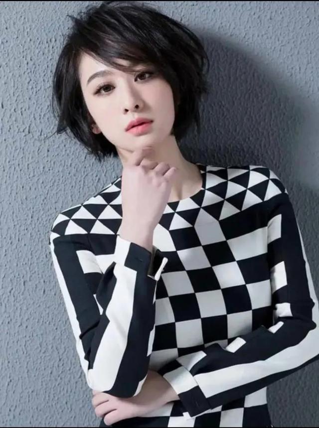 毕业于北京电影学院，被称为雷剧女王，从红遍大江南北到无人问津