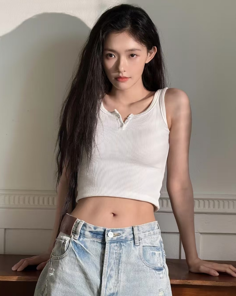 林允自曝当前体重94斤,穿背心秀马甲线,锁骨窝能放鸡蛋又瘦又美