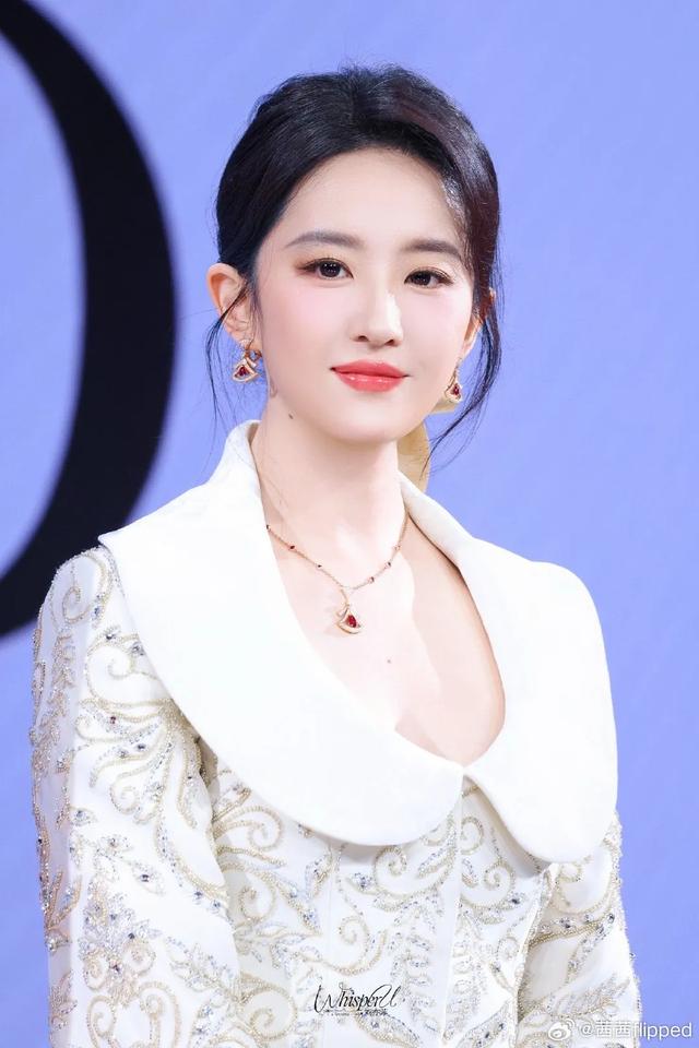 刘亦菲气质优雅迷人