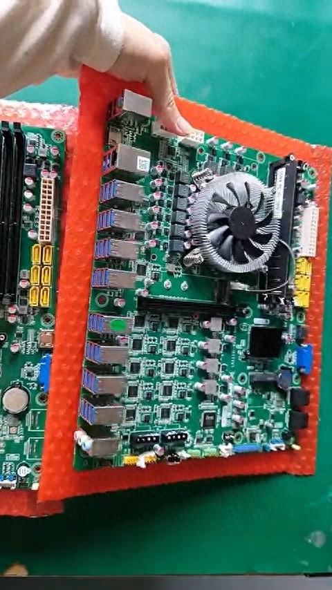 神奇主板竟然有36個USB接口！可惜是Intel老平臺 還都是USB-A