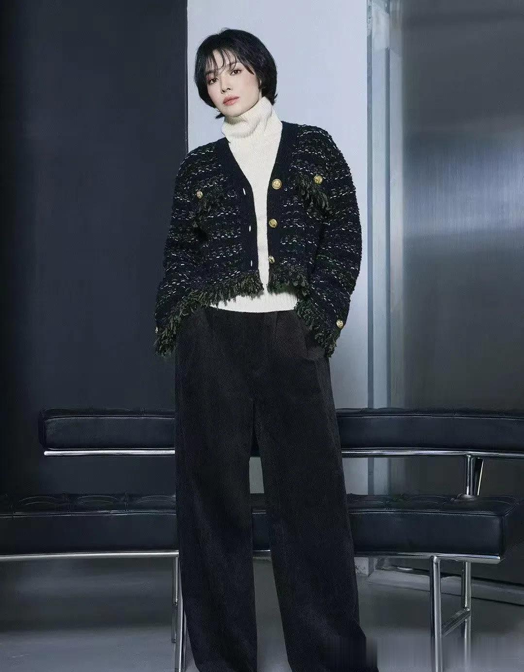 43岁宋慧乔剪了短发大变样！穿粗花呢外套+阔腿裤，高级又洋气