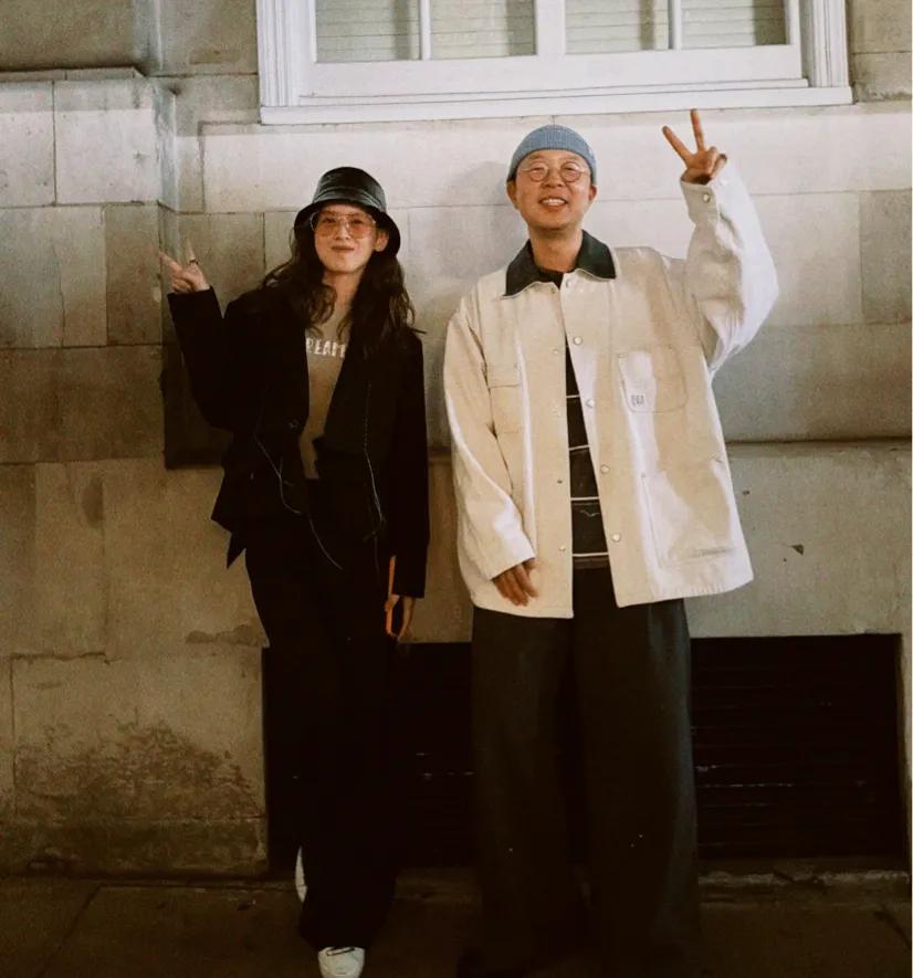 章泽天和杜海涛看展！素颜西装开怀大笑好美，在伦敦当阔太好惬意