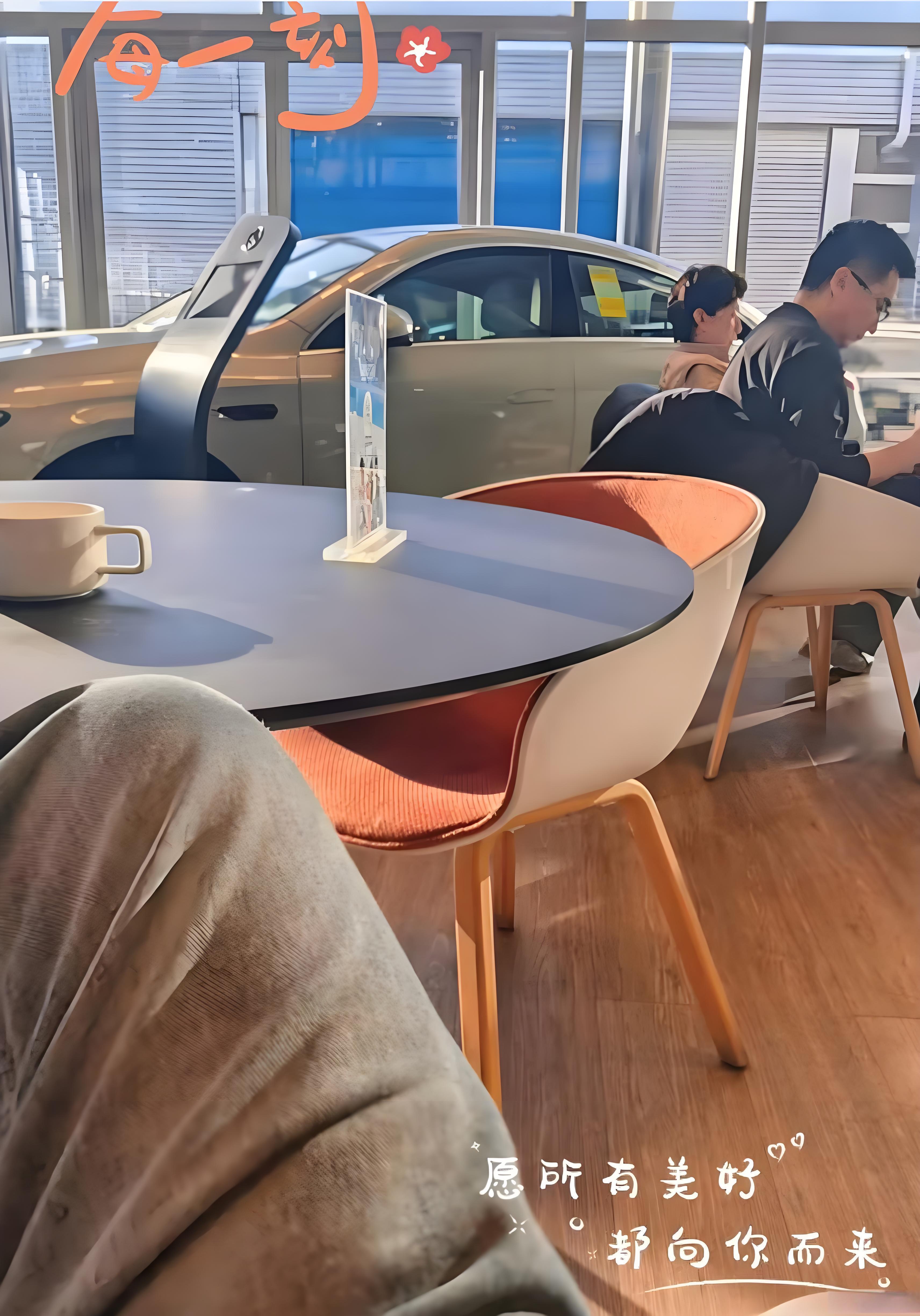 许亚军回国首现身！奔驰4S店黑衣难掩悲伤，低头看手机无视娇妻