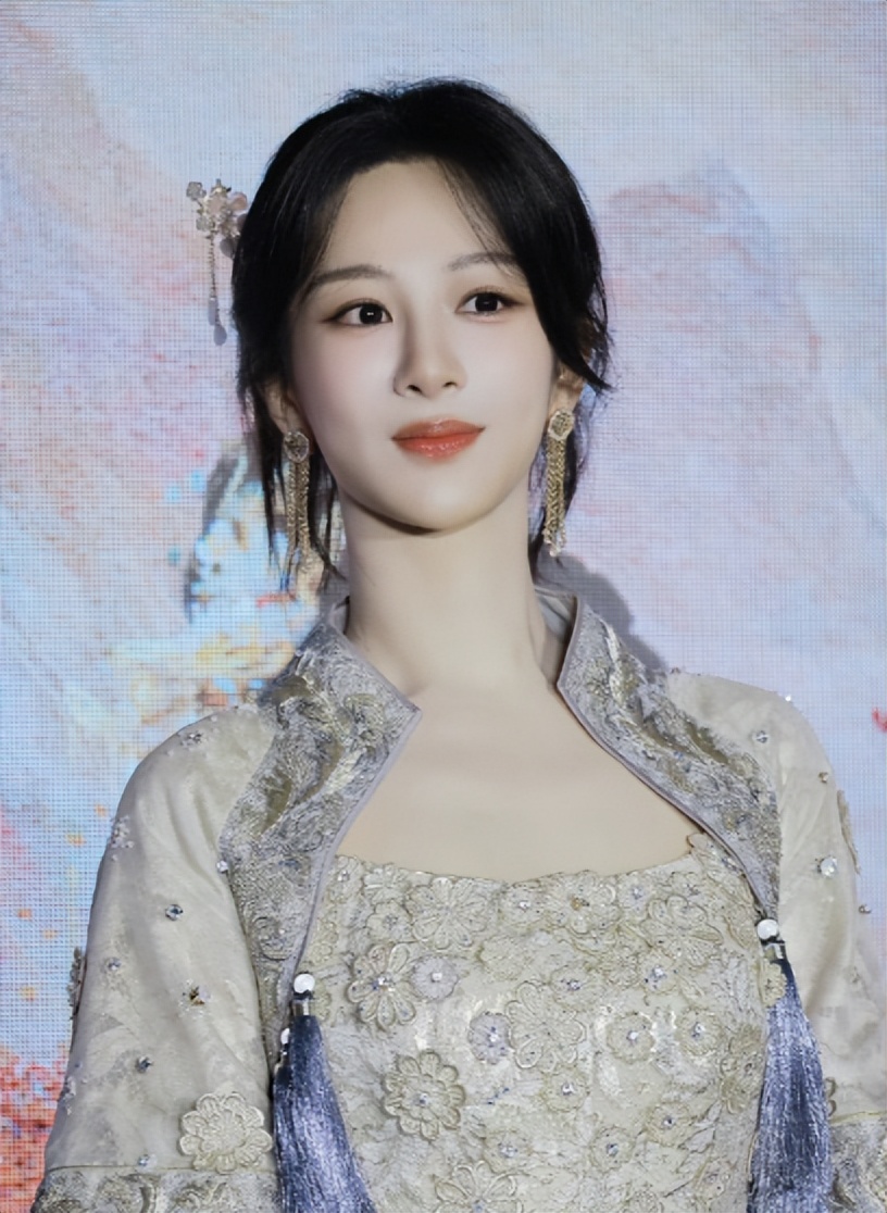 官媒接连发文，高调官宣32岁杨紫喜讯，全网恭喜，终于等到这一天