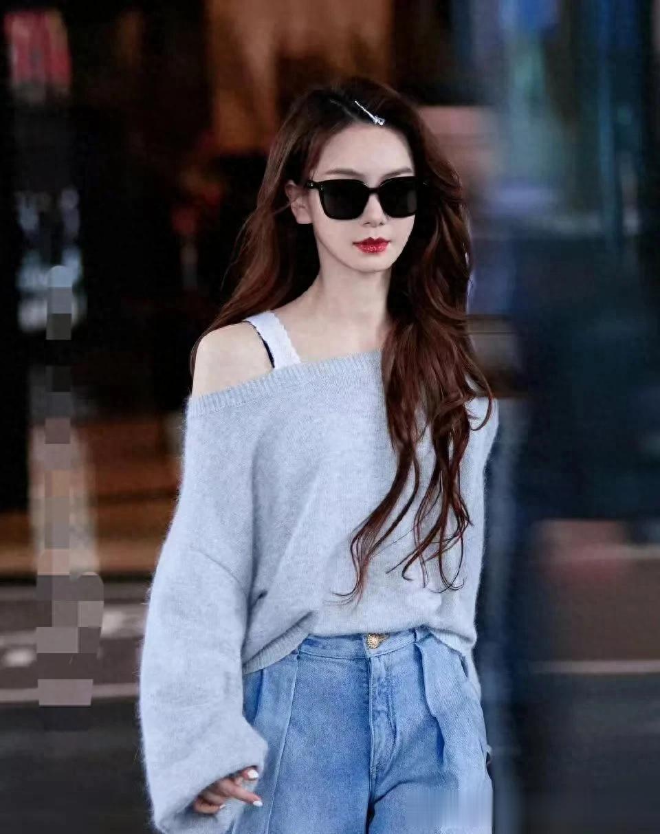 戚薇会穿是数一数二的！蕾丝肩带毛衣+阔腿裤，时髦又减龄！