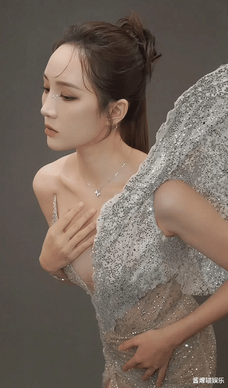 孟佳穿闪钻深v高开叉仙女裙大秀好身材,一双大长腿绝了