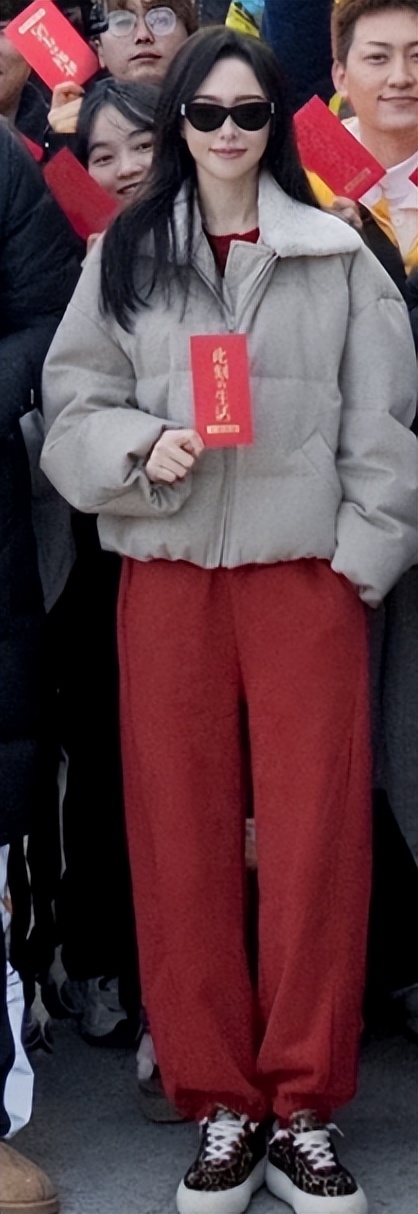 罗晋父亲离世仅一个月，唐嫣现身新剧开机现场！穿一身红衣引热议