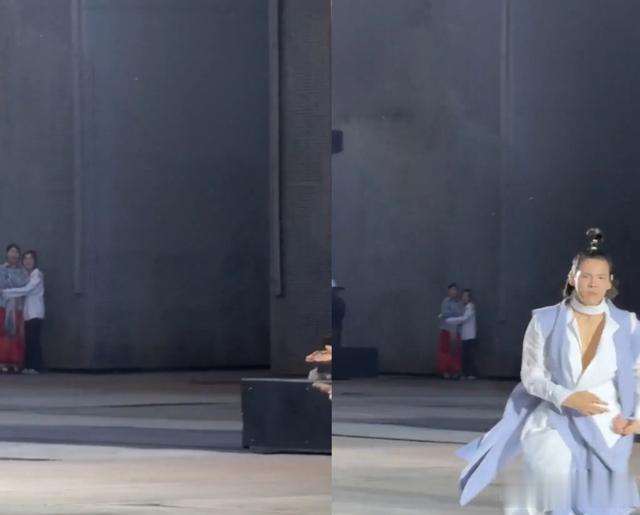 妈呀！向佐又出惊悚造型！你看把路人给吓的！笑死人了