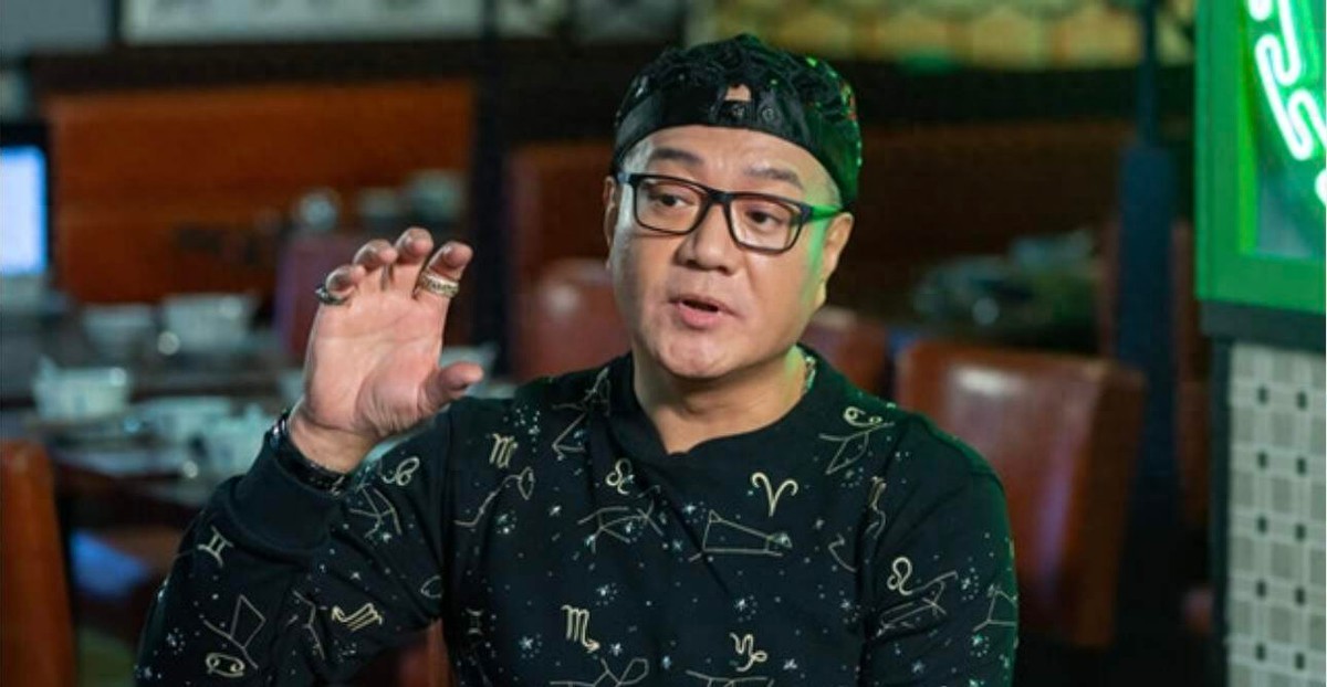 TVB金牌绿叶当众批评高层被离巢,接酒席献唱现场狂收红包