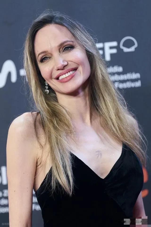 第73届圣塞巴斯蒂安国际电影节《时装》首映红毯:安吉丽娜·朱莉