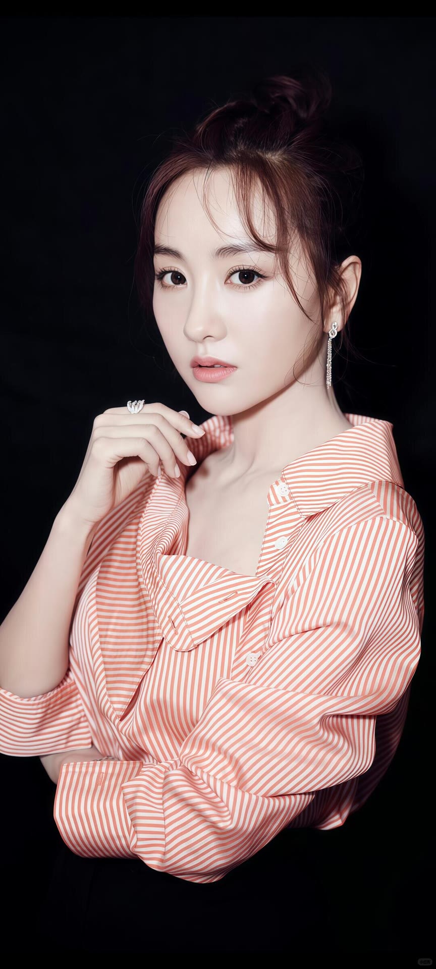 杨蓉穿雾霾蓝纱裙，短发造型温柔又惊艳