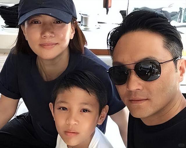 香港知名星二代在电视台打杂，负责搬运道具引关注