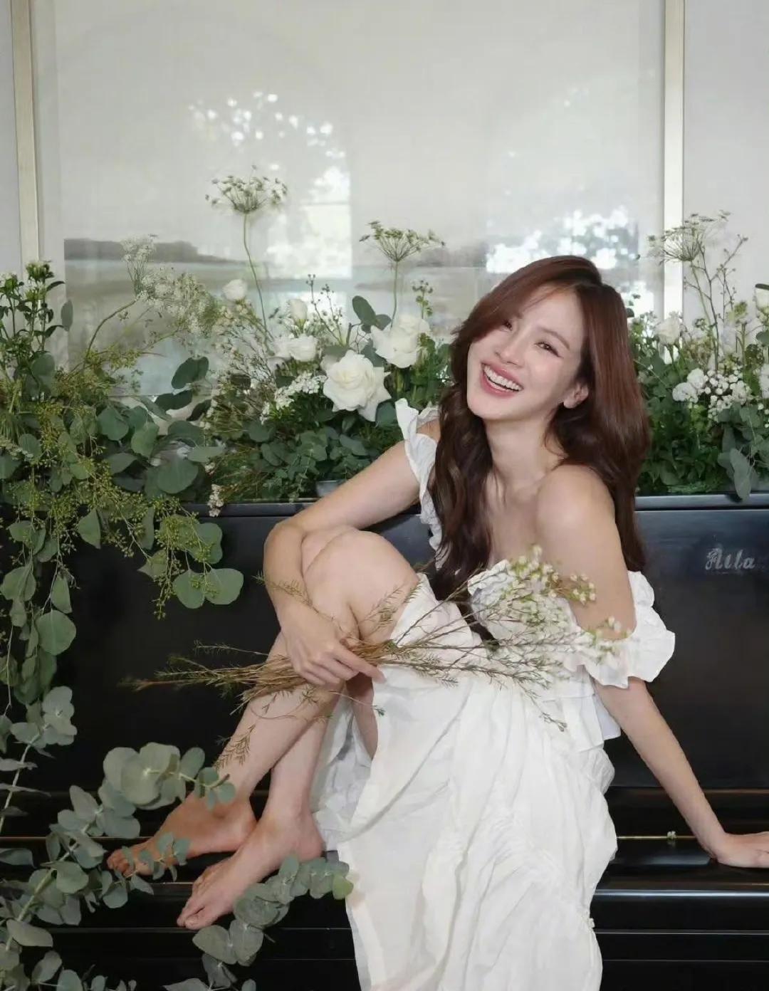 好美!泰星小水身穿白色套装裙庆祝33岁生日,不介意拍百合剧