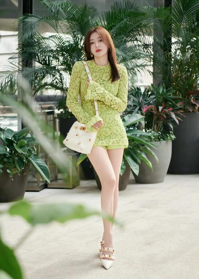 难怪魏大勋会喜欢秦岚,就这身材和颜值很难不心动!