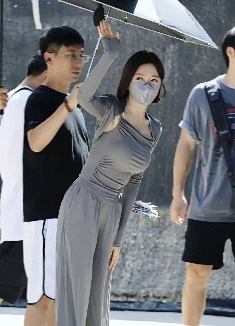 机场偶遇秦岚，素颜现身本人好可爱，脸上发福46岁身材依旧完美