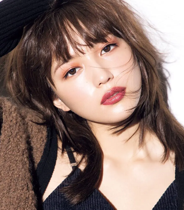 川口春奈:她是日本超典型的日本美少女 大眼圆脸,身材火辣辣