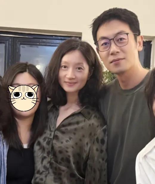 朱亚文为女儿庆祝生日,沈佳妮素颜出镜,夫妻甜蜜,打破婚变传闻