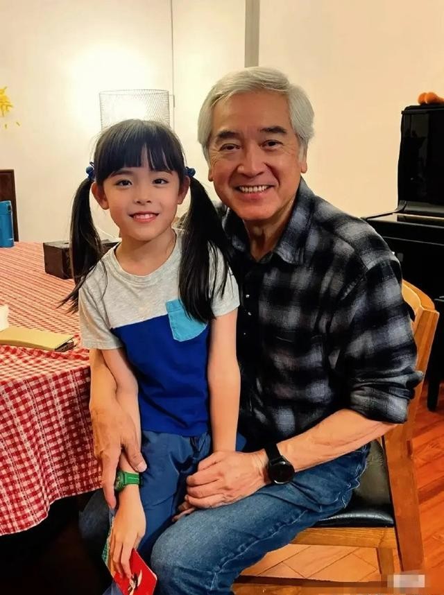 尔冬升女友罕见现身,父亲节晒一家合照,对女儿她爹唤“大叔”