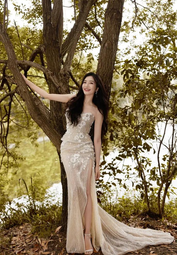 江疏影蕾丝抹胸纱裙迷人