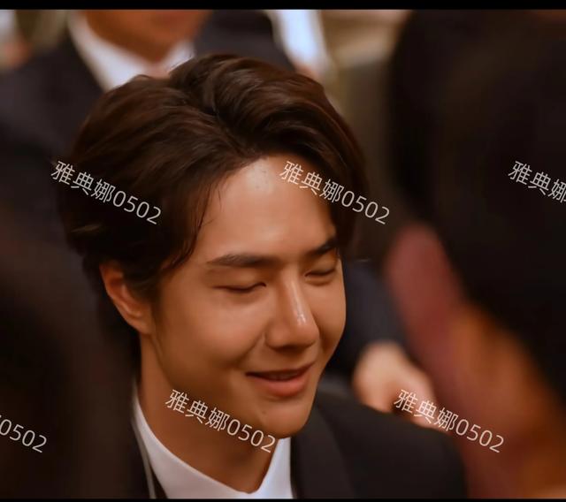 王一博本人一点也不酷，脸好小笑起来好乖，开会也被追星求合影!