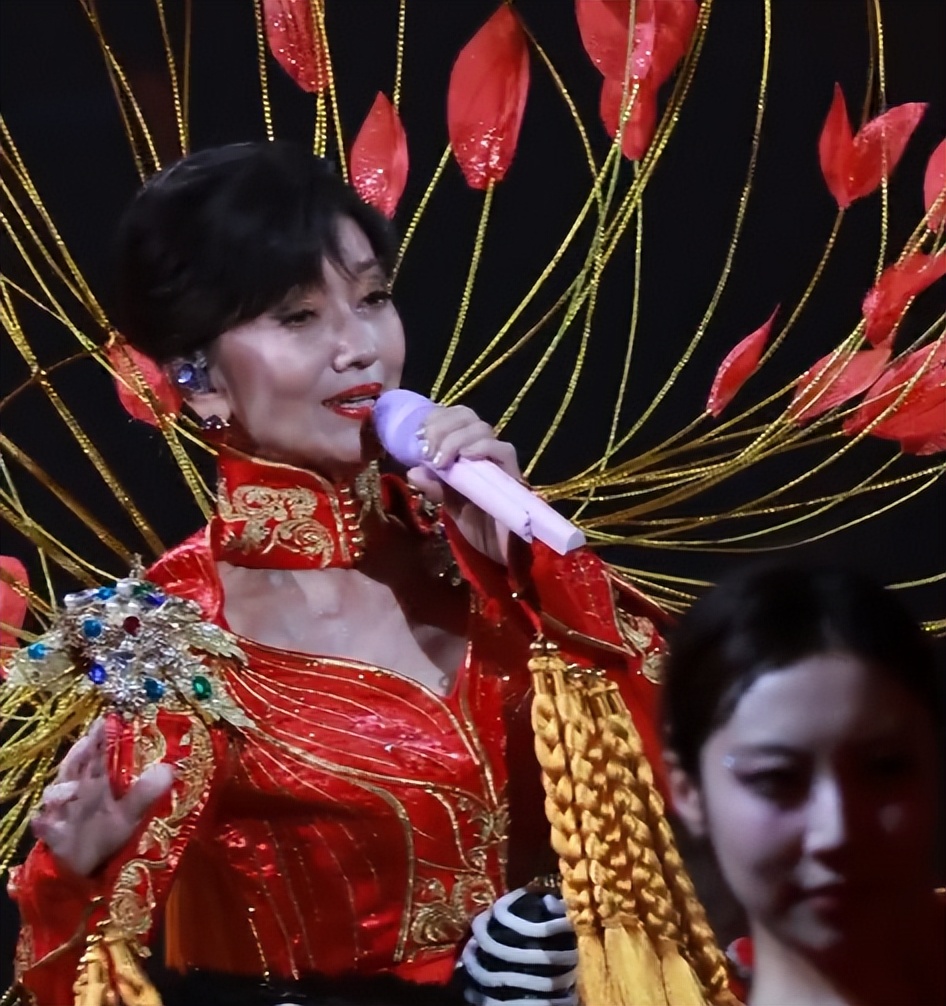 与靳东同居5年，57岁江珊生图肿胀不敢认，现身音乐剧断崖式衰老