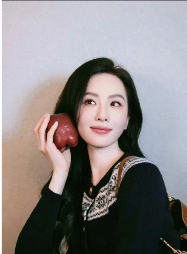 37岁刘诗诗新造型简直美晕了,花纹开衫配蓝色牛仔裤,文艺又时尚