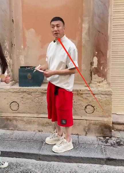 54岁孙红雷西班牙被偶遇,脸垮皮松身材消瘦,穿红色吊裆裤超抢眼