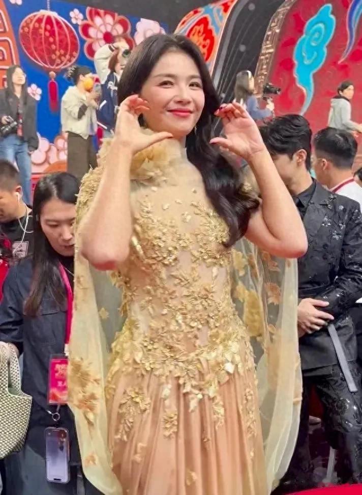 47岁刘涛在广东卫视参加活动，她穿黄色裙子，身材苗条像30岁女人