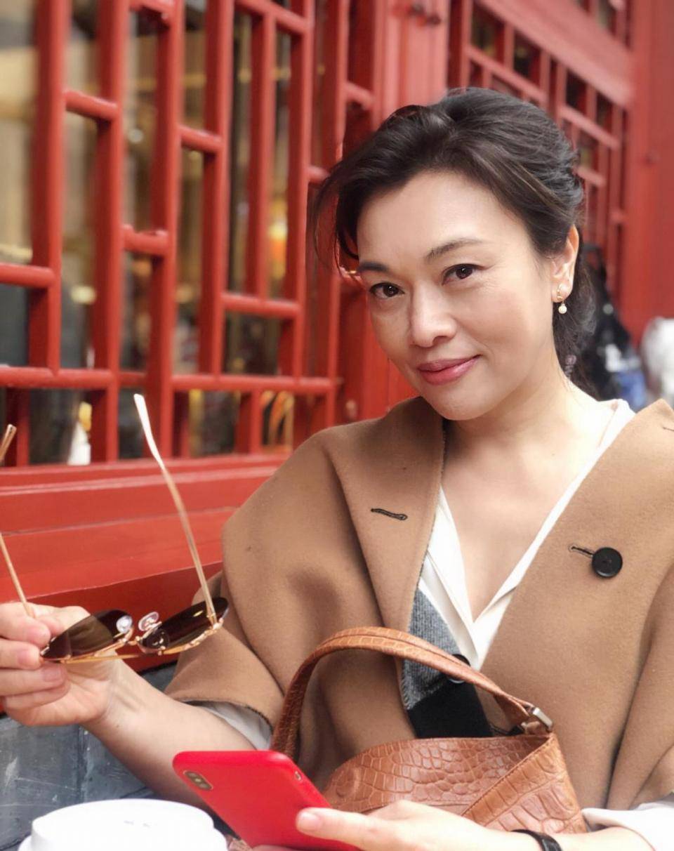 离开黄小茂后，她嫁给老外富豪，如今住瑞士豪宅，尽享天伦之乐