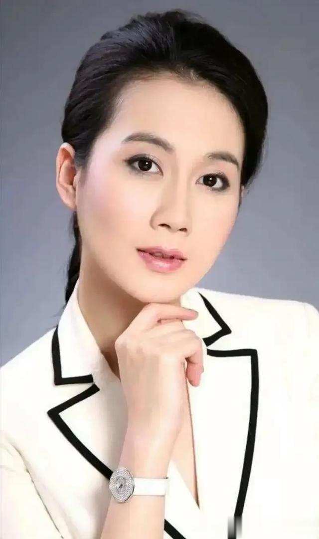 温峥嵘：气质独特，妩媚又美丽，性感又飘逸，十分惊艳！