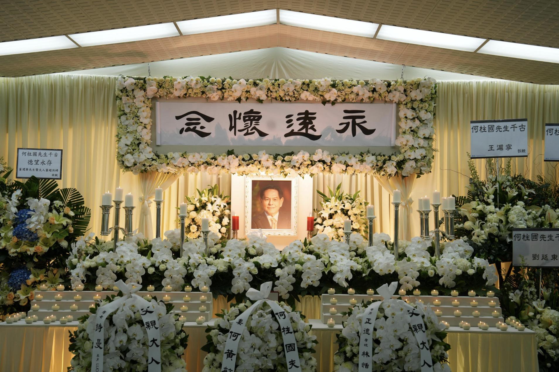 何柱国遗孀黄敏珊罕见现身，与儿媳在英国散心，年逾70岁身材匀称