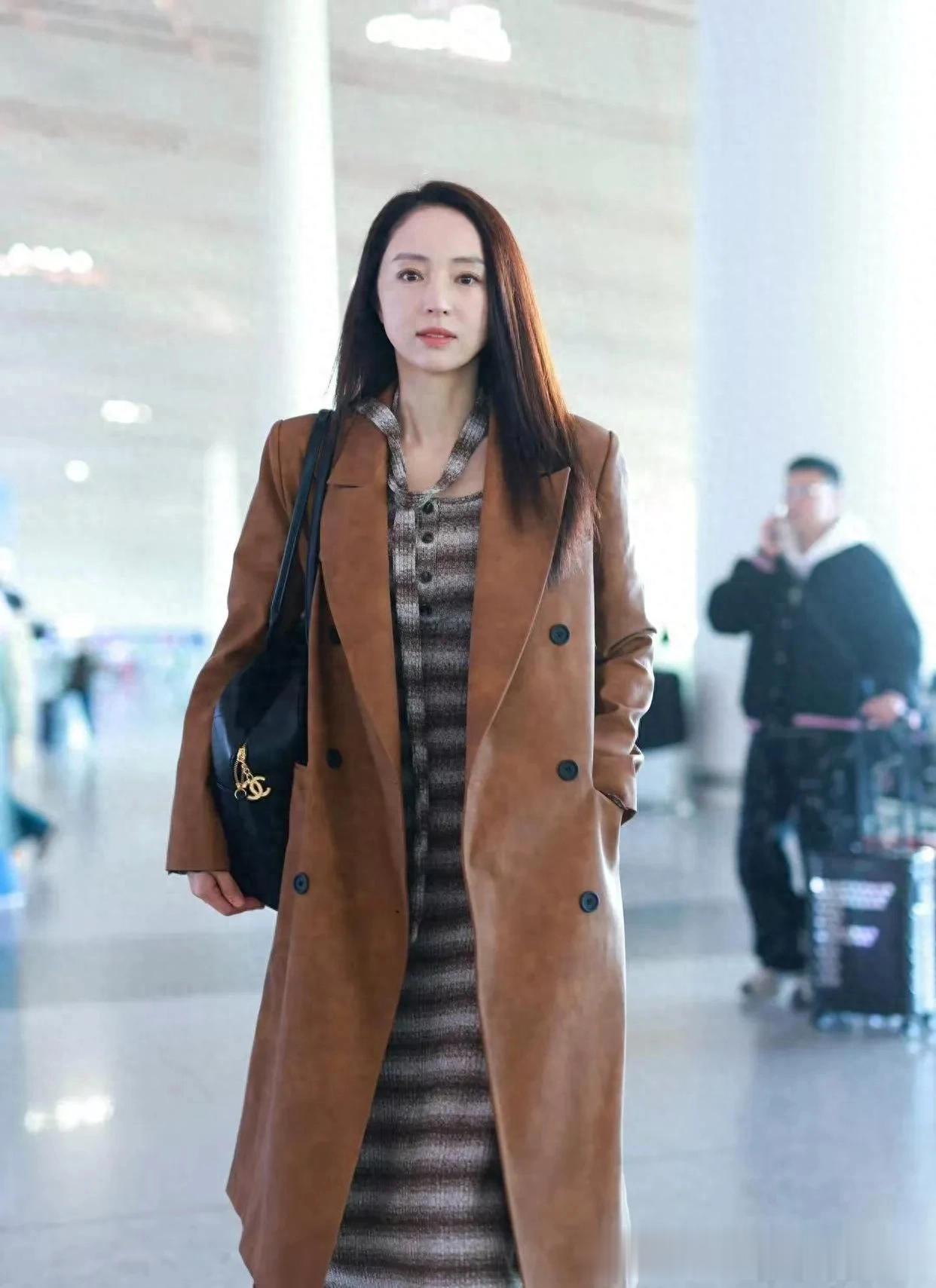 董璇真是中年女人的穿搭标杆!大衣+条纹裙+乐福鞋,洋气又高级